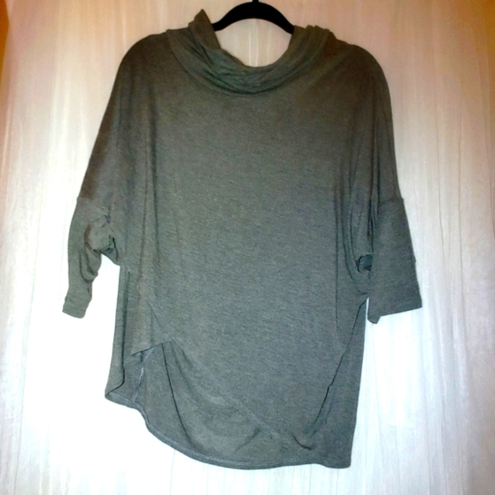 Kim and Cami Heather Gray Top Size Large